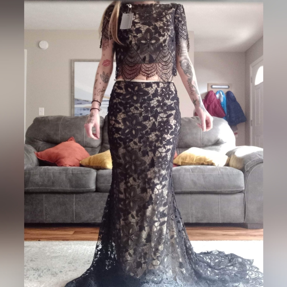 Wedding/prom lace dress ahead weighs 120 in pic